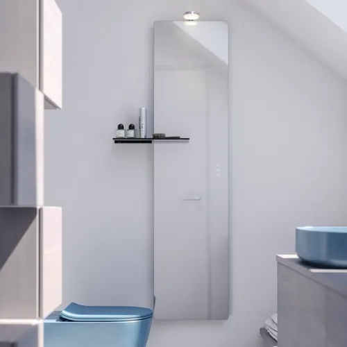 Kleine badkamerinspiratie met op maat gemaakt werkblad, elegante blauwe vrijstaande wastafel en vierkante figuurspiegel die een lichte en moderne ruimte creëren.