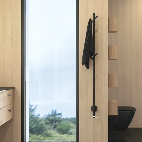 Stijlvolle badkamer in Scandinavische en Japandi stijl met lichte houten muren, ronde spiegel en minimalistische badkamermeubels.