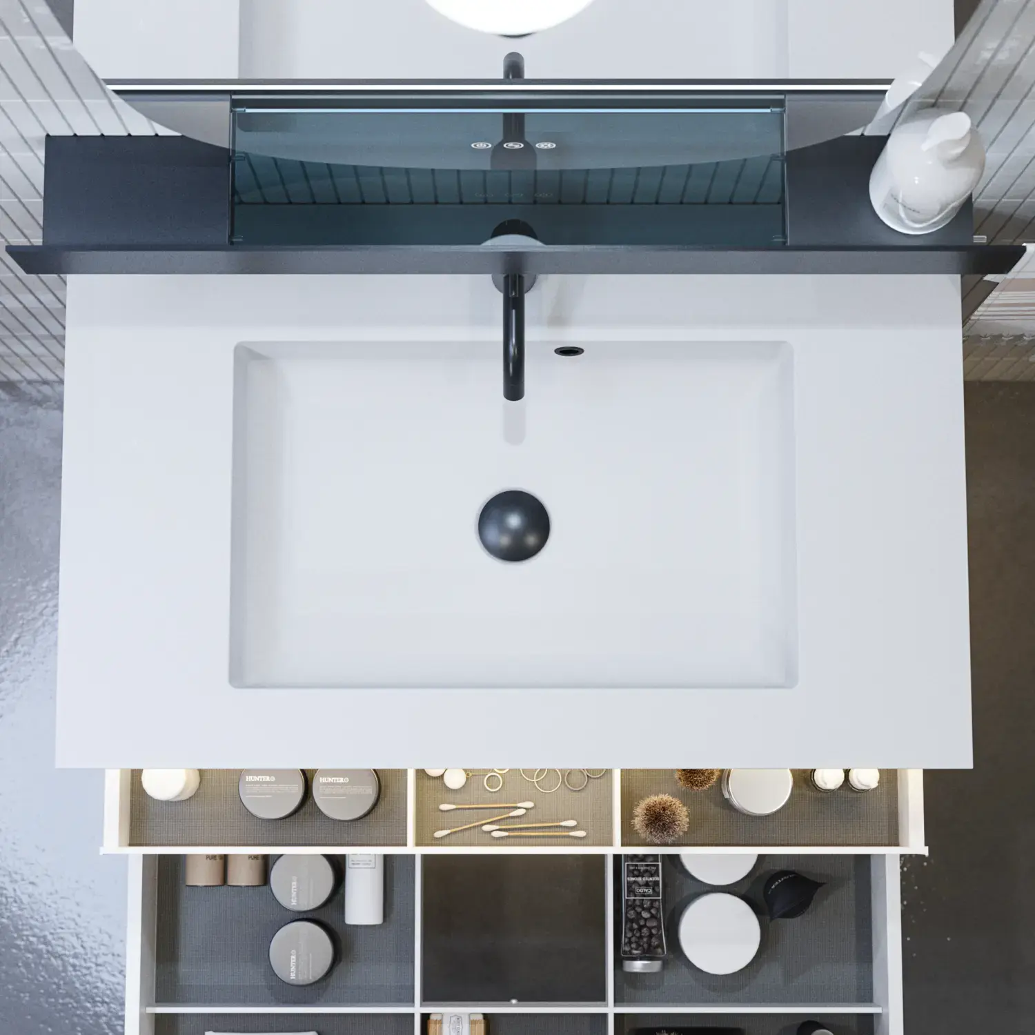 Stijlvolle badkamer inspiratie met beige wastafelmeubel met binnenlade, bovenkast, open plank, ovale spiegel met verlichting, bijpassende hanglampen, plank onder de spiegel en wandgemonteerd toilet. Wanden met lichte, langwerpige tegels.