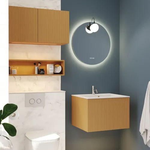 Kleine, stijlvolle badkamer met donkerblauwe muren, zachte gele badkamermeubels met groeven en een elegante ronde spiegel met lamp.