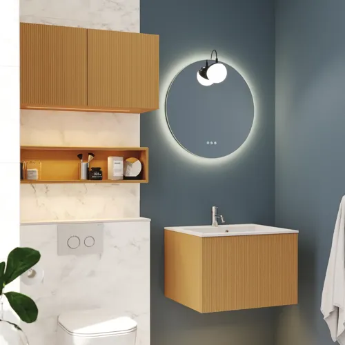 Kleine, stijlvolle badkamer met donkerblauwe muren, zachte gele badkamermeubels met groeven en een elegante ronde spiegel met lamp.