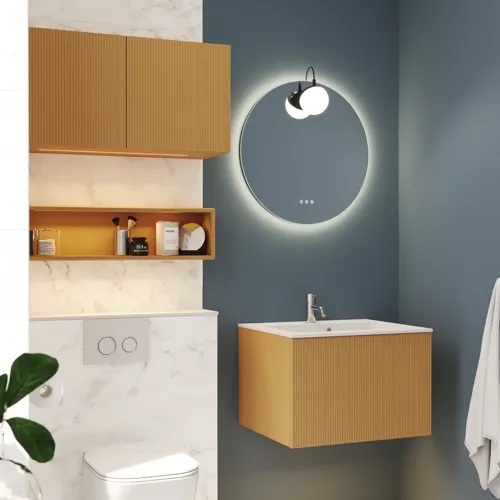 Kleine, stijlvolle badkamer met donkerblauwe muren, zachte gele badkamermeubels met groeven en een elegante ronde spiegel met lamp.