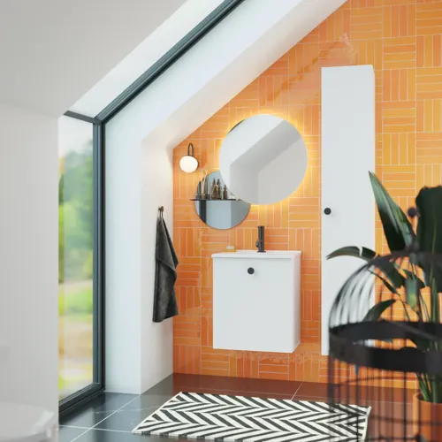 Badkamer met schuin plafond inspiratie met klein wit badmeubel en hoge kast met ronde zwarte handgrepen, evenals mooie ronde spiegel, oranje tegels geven een frisse en moderne look.