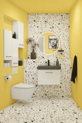 Kleine badkamerinspiratie met een wit wastafelkastje met zwarte greep en zwarte elegante wastafel, mooie ronde spiegel met zwarte rand, verschoven wandkasten en een terrazzo wand en vloer en gele muren geven een gedurfde en moderne uitstraling.