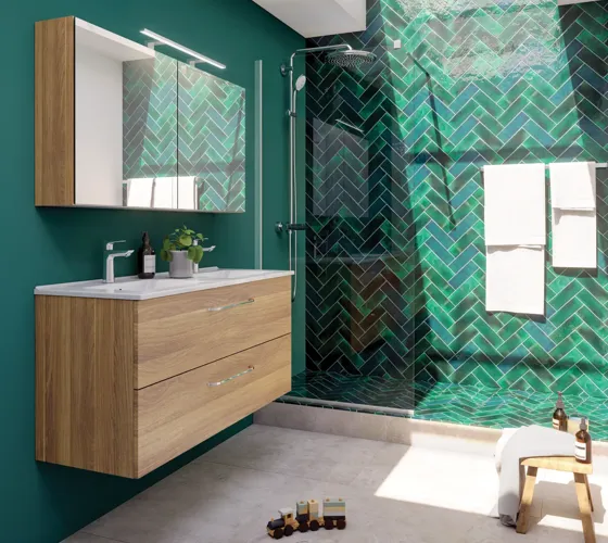 Grote badkamerinspiratie met een badmeubel in Warm Eiken, elegante dubbele wastafel, mooie spiegelkast en douchescherm, groene visgraattegels voor een geraffineerde look.