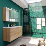Grote badkamerinspiratie met een badmeubel in Warm Eiken, elegante dubbele wastafel, mooie spiegelkast en douchescherm, groene visgraattegels voor een geraffineerde look.
