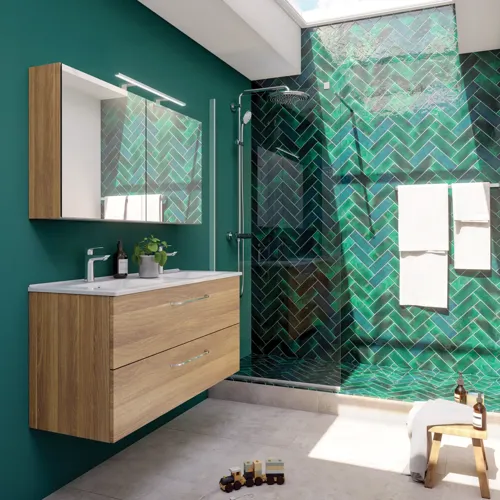 Grote badkamerinspiratie met een badmeubel in Warm Eiken, elegante dubbele wastafel, mooie spiegelkast en douchescherm, groene visgraattegels voor een geraffineerde look.