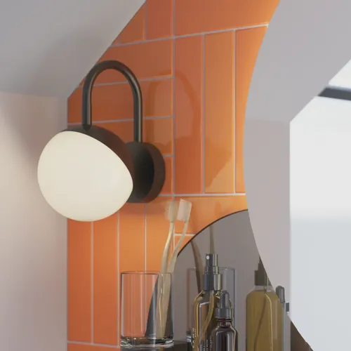 Badkamer met schuin plafond inspiratie met klein wit badmeubel en hoge kast met ronde zwarte handgrepen, evenals mooie ronde spiegel, oranje tegels geven een frisse en moderne look.