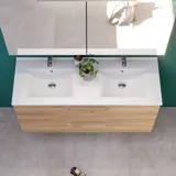 Grote badkamerinspiratie met een badmeubel in Warm Eiken, elegante dubbele wastafel, mooie spiegelkast en douchescherm, groene visgraattegels voor een geraffineerde look.