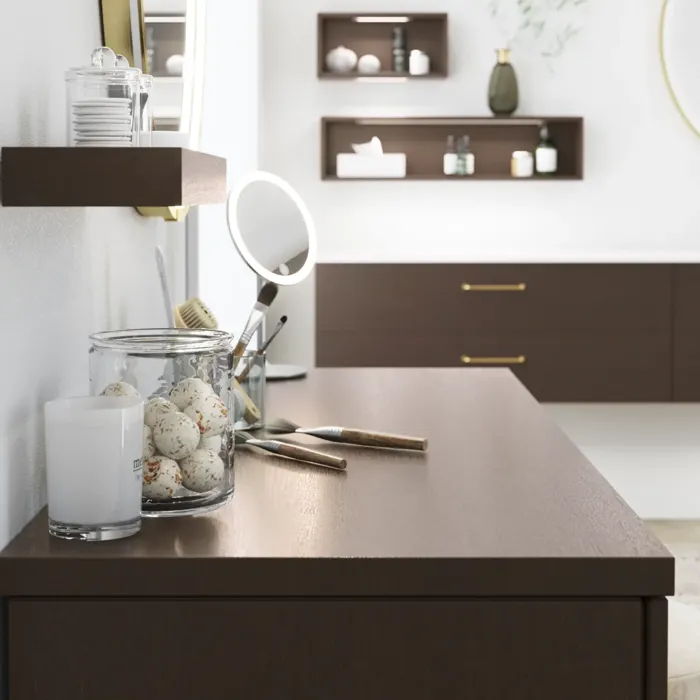 Badkamer inspiratie in noordse stijl met wastafelmeubel en onderkasten in gerookt eiken, make-up ruimte, zij-aangebracht wastafel, ronde spiegel met messing frame en zichtbare charmante houten balken.