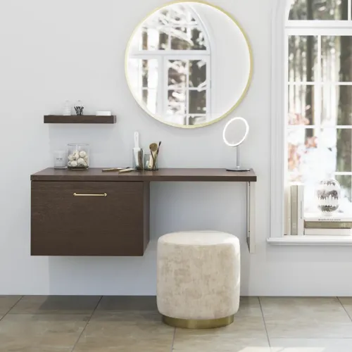 Badkamer inspiratie in noordse stijl met wastafelmeubel en onderkasten in gerookt eiken, make-up ruimte, zij-aangebracht wastafel, ronde spiegel met messing frame en zichtbare charmante houten balken.