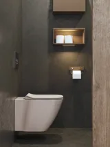Stijlvolle en ruime badkamer inspiratie met grote ronde spiegel met zwarte lijst, donkere stenen wastafel, gekleurd toilet, bovenkast en open plank in een verfijnd en ingetogen ontwerp.