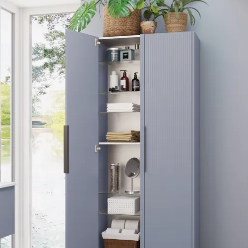 Badkamerinspiratie met een dubbele hoge kast in lichtblauw met mooie smalle strepen, moderne zwarte grepen en vijf verplaatsbare glazen planken die samen elegantie en functionaliteit aan je badkamer toevoegen.