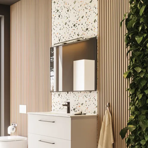 Grote badkamerinspiratie met badkamermeubels in mat wit met elegante wastafel en vierkante spiegel met zwarte rand en lamp, terrazzowand en -vloer en planten aan de muur voor een moderne en verfijnde look.