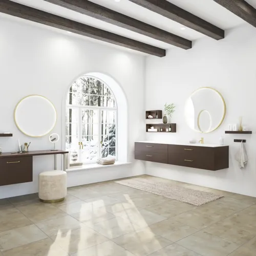 Badkamer inspiratie in noordse stijl met wastafelmeubel en onderkasten in gerookt eiken, make-up ruimte, zij-aangebracht wastafel, ronde spiegel met messing frame en zichtbare charmante houten balken.