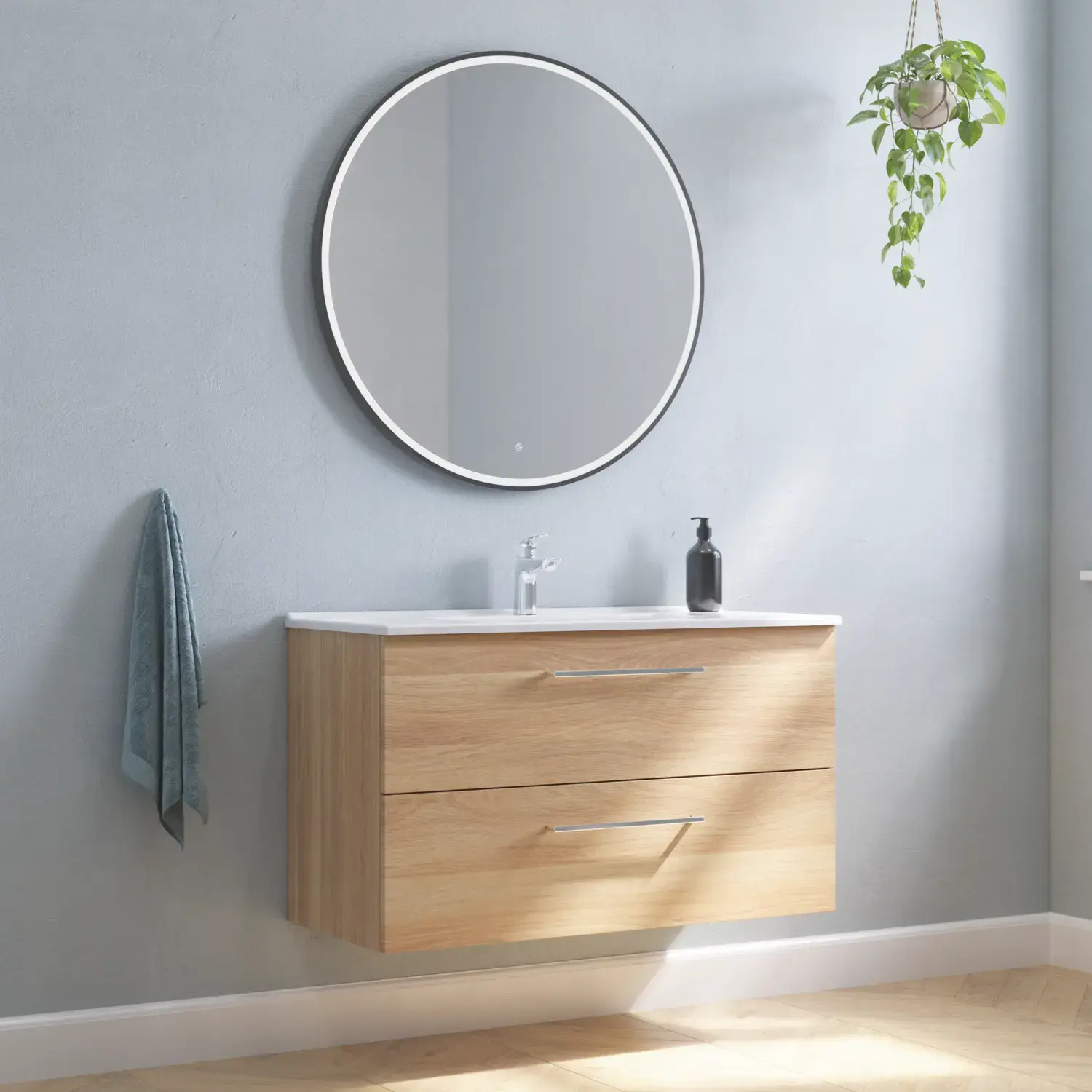 Grote badkamerinspiratie met badmeubel in Warm Eiken met elegante wastafel, chromen handgrepen en mooie ronde spiegel met zwarte rand en licht, visgraatvloer en grijze muren voor een moderne look.