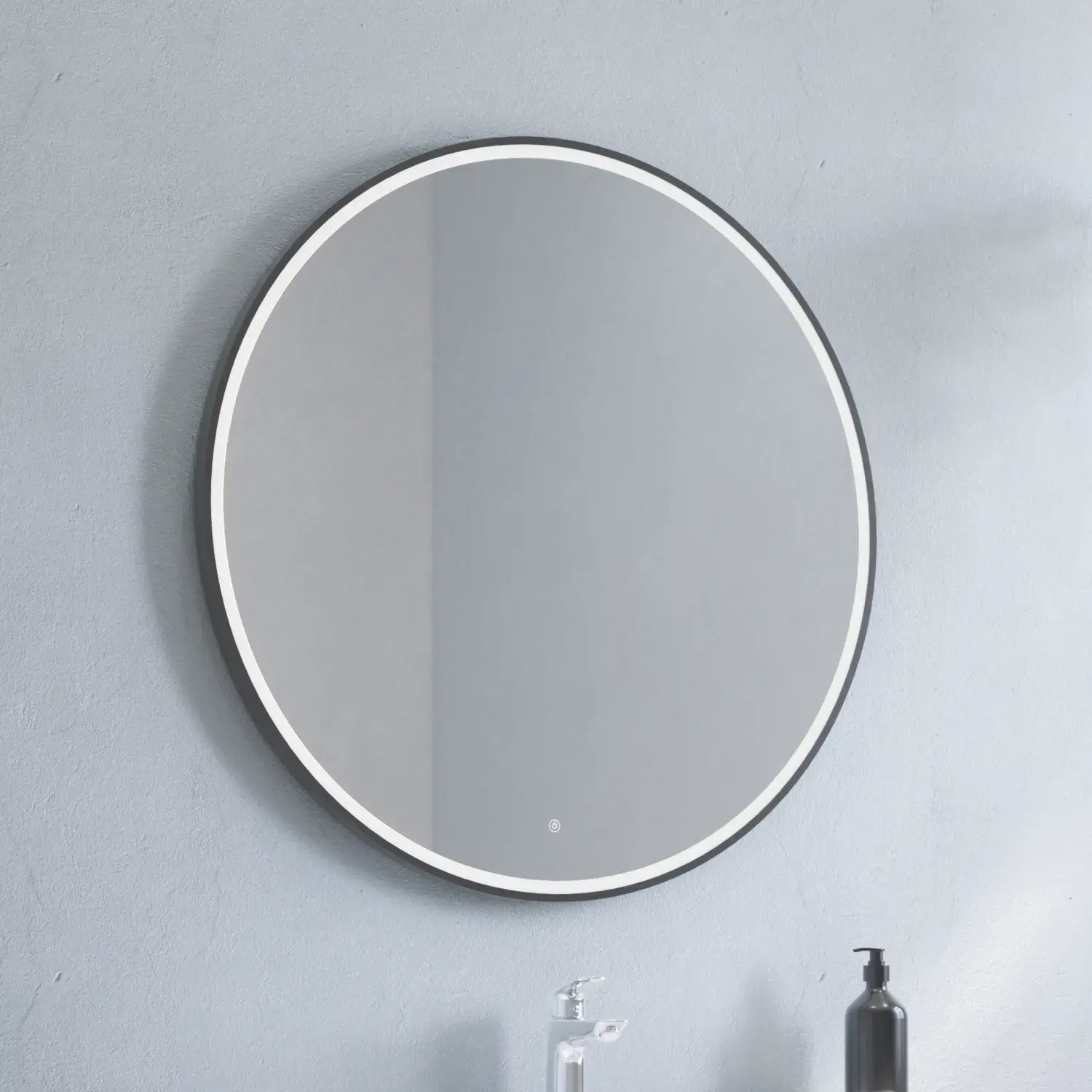 Grote badkamerinspiratie met badmeubel in Warm Eiken met elegante wastafel, chromen handgrepen en mooie ronde spiegel met zwarte rand en licht, visgraatvloer en grijze muren voor een moderne look.