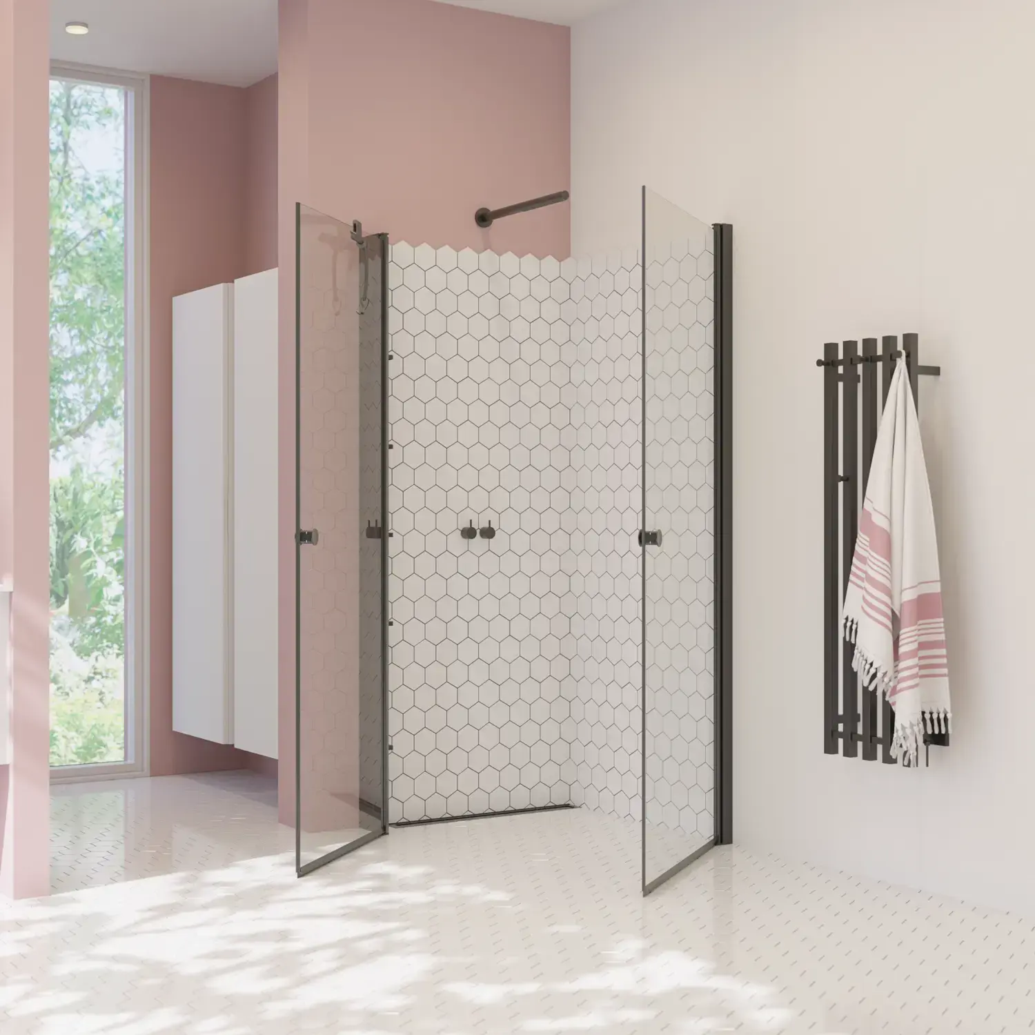 Grote badkamerinspiratie met wit badkamermeubel, vierkante spiegel en douchescherm met klapdeuren met helder glas en profielen in matzwart, evenals een elegant elektrisch verwarmd handdoekenrek.