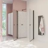 Grote badkamerinspiratie met wit badkamermeubel, vierkante spiegel en douchescherm met klapdeuren met helder glas en profielen in matzwart, evenals een elegant elektrisch verwarmd handdoekenrek.