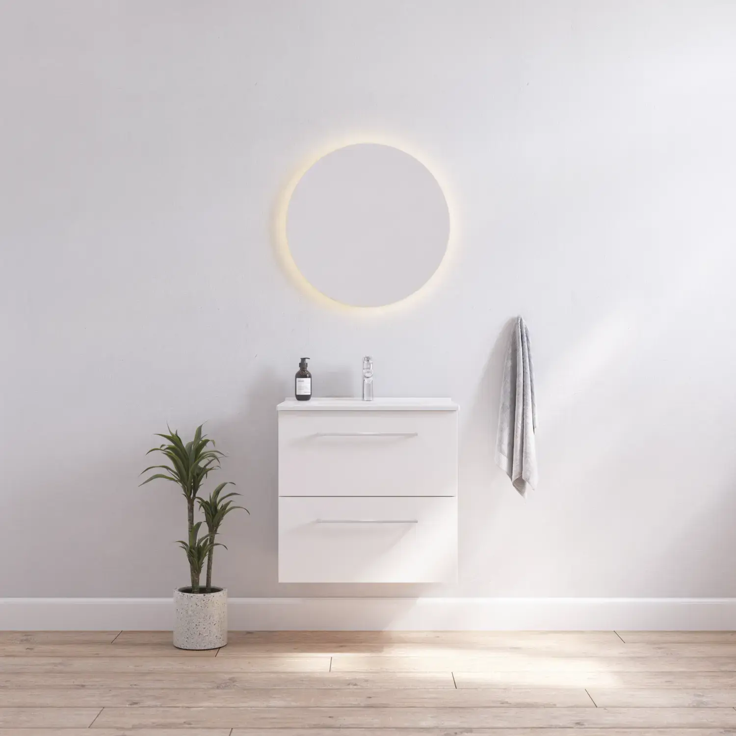 Badkamerinspiratie met smal wit badmeubel met witte handgrepen en elegante wastafel met mooie ronde spiegel met licht, witte muren en houten vloer voor een heldere en minimalistische look.