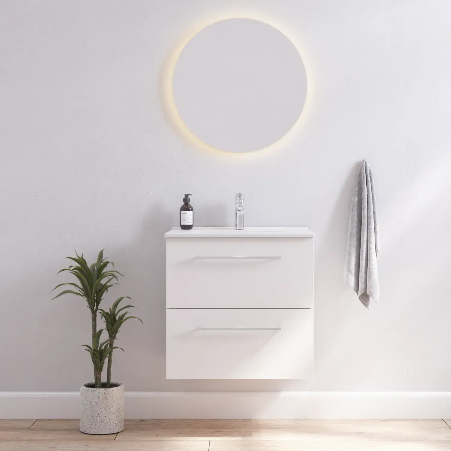 Badkamerinspiratie met smal wit badmeubel met witte handgrepen en elegante wastafel met mooie ronde spiegel met licht, witte muren en houten vloer voor een heldere en minimalistische look.