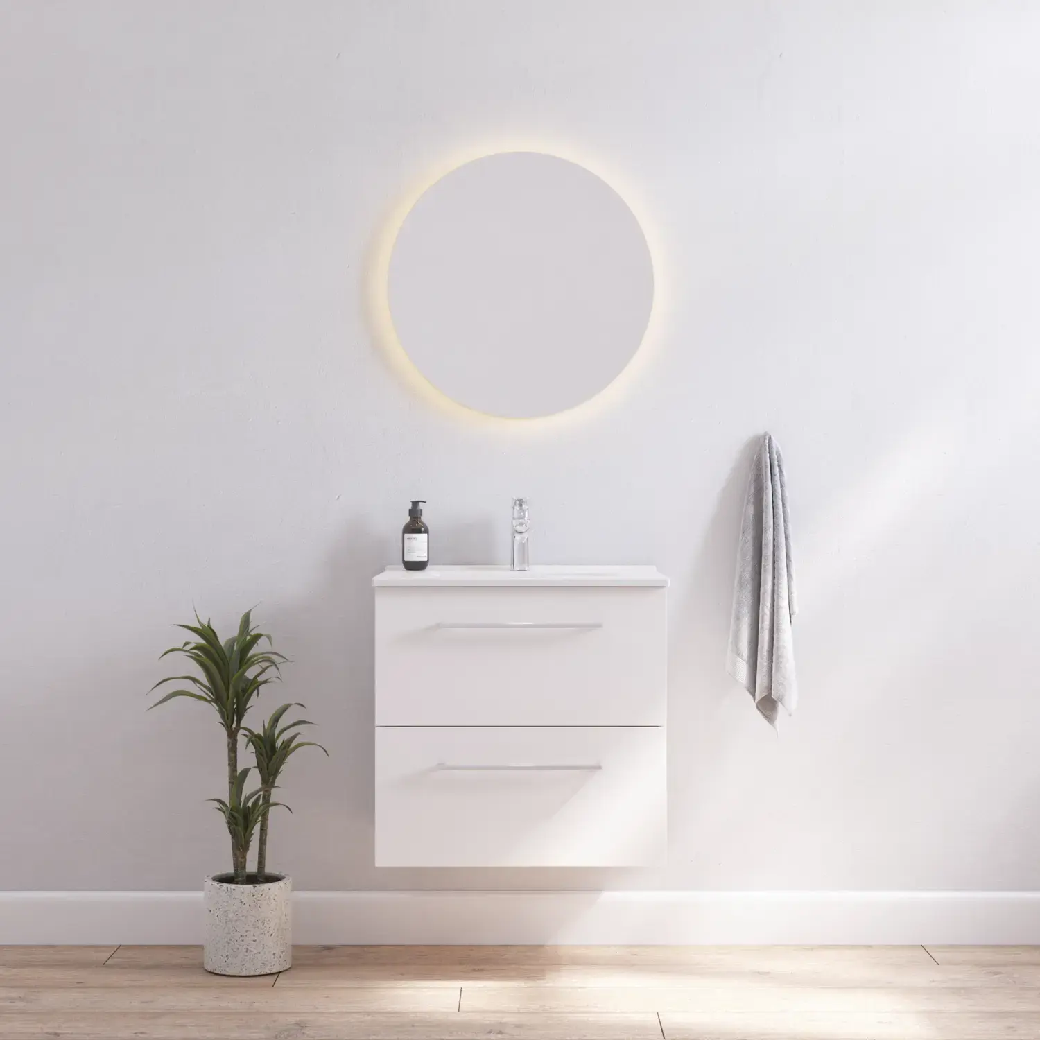 Badkamerinspiratie met smal wit badmeubel met witte handgrepen en elegante wastafel met mooie ronde spiegel met licht, witte muren en houten vloer voor een heldere en minimalistische look.