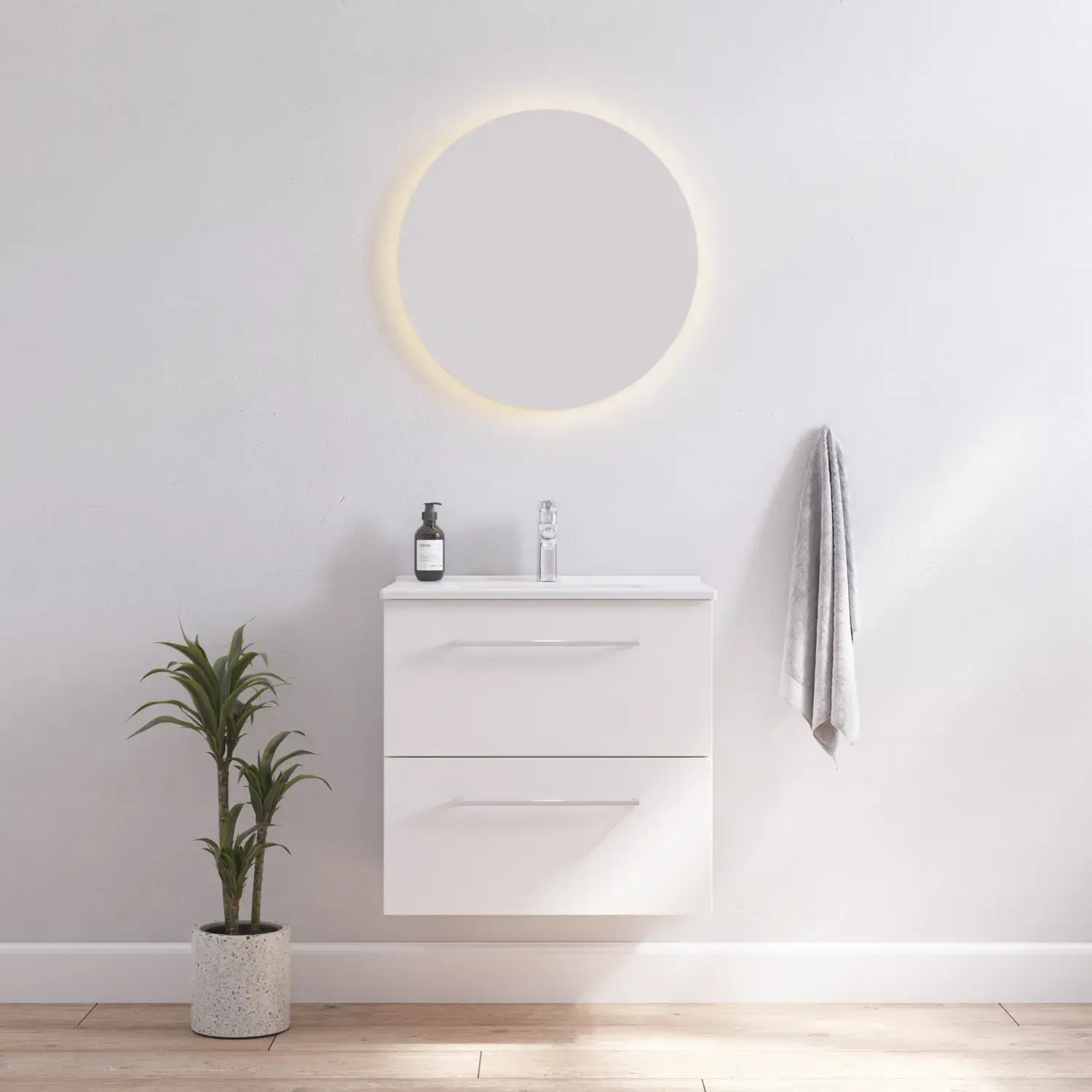 Badkamerinspiratie met smal wit badmeubel met witte handgrepen en elegante wastafel met mooie ronde spiegel met licht, witte muren en houten vloer voor een heldere en minimalistische look.