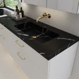 Grote badkamerinspiratie met elegante stenen wastafel in Eternal Marquina met stijlvol wit badmeubel met messing handgrepen en mooie spiegelkast met stenen vloer voor een exclusieve en moderne uitstraling.