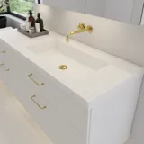Grote badkamerinspiratie met elegante stenen wastafel in Blanco Zeus met stijlvol wit badmeubel met messing handgrepen en mooie spiegelkast met stenen vloer voor een exclusieve en moderne uitstraling.