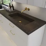 Grote badkamerinspiratie met elegante stenen wastafel in Calypso met stijlvol wit badmeubel met messing handgrepen en mooie spiegelkast met stenen vloer voor een exclusieve en moderne uitstraling.
