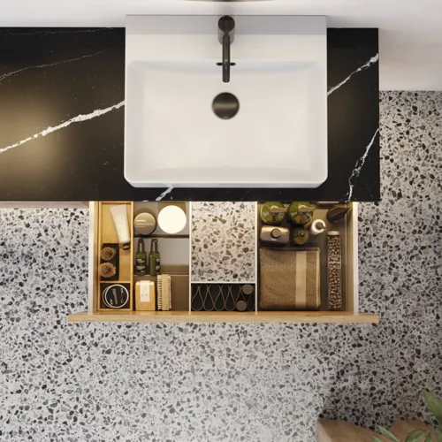 Grote stedelijke badkamerinspiratie met meubels van natuur eiken, stenen aanrechtblad met vierkante wastafel, ronde spiegel met zwarte rand, natuurlijke kleuren en terracotta vloer voor een industriële en moderne uitstraling