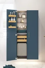 Badkamerinspiratie met badkamermeubels in moderne blauwe kleur, elegante opzetwastafel en grote vierkante spiegel met verlichting, witte visgraattegels zorgen voor een stijlvolle en klassieke uitstraling