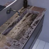 Grote badkamerinspiratie met grijs badmeubel met geïntegreerde handgreep, stijlvolle wastafel aan de zijkant, vierkante spiegel met afgeronde hoeken, betonlook muren en ruwe materialen voor een urban look