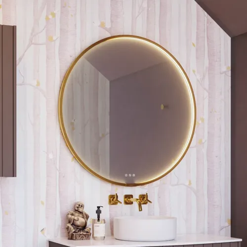Inspirerend badkamer met op maat gemaakte paarse kasten met elegante groeven, stijlvolle werkblad met opzetwastafel, grote spiegel met messing rand, tegels en muren in paarse tinten creëren een romantische en vrouwelijke uitstraling