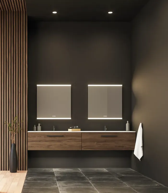 Grote badkamerinspiratie met wastafelmeubels en bruine eikenhouten lamellen, vrijstaand bad, en vierkante spiegels met licht, elegante dubbele wastafel geeft een modern en symmetrisch uiterlijk