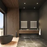 Grote badkamerinspiratie met wastafelmeubels en bruine eikenhouten lamellen, vrijstaand bad, en vierkante spiegels met licht, elegante dubbele wastafel geeft een modern en symmetrisch uiterlijk