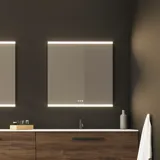 Grote badkamerinspiratie met wastafelmeubels en bruine eikenhouten lamellen, vrijstaand bad, en vierkante spiegels met licht, elegante dubbele wastafel geeft een modern en symmetrisch uiterlijk