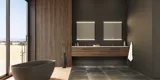 Grote badkamerinspiratie met wastafelmeubels en bruine eikenhouten lamellen, vrijstaand bad, en vierkante spiegels met licht, elegante dubbele wastafel geeft een modern en symmetrisch uiterlijk