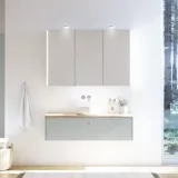 Grote badkamerinspiratie in Scandinavische stijl met badkamermeubels in lichtblauwe kleur en houten aanrechtblad met elegante opzetwastafel, visgraat houten vloer creëert een lichte en klassieke stijl