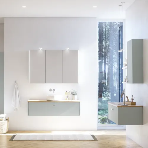 Grote badkamerinspiratie in Scandinavische stijl met badkamermeubels in lichtblauwe kleur en houten aanrechtblad met elegante opzetwastafel, visgraat houten vloer creëert een lichte en klassieke stijl