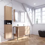 Badkamerinspiratie met wastafelkasten en bovenkasten in licht eikenhout met groeven, elegante dubbele wastafel, mooie spiegelkast met verlichting, visgraatvloer in licht hout en witte marmeren muur geven een klassieke, lichte en strakke uitstraling.