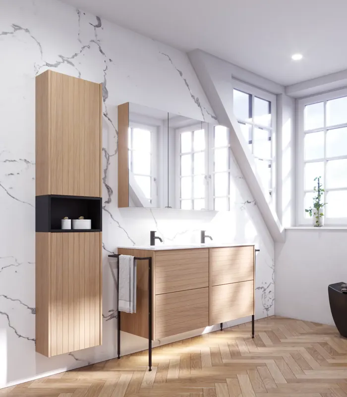 Badkamerinspiratie met wastafelkasten en bovenkasten in licht eikenhout met groeven, elegante dubbele wastafel, mooie spiegelkast met verlichting, visgraatvloer in licht hout en witte marmeren muur geven een klassieke, lichte en strakke uitstraling.