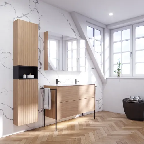 Badkamerinspiratie met wastafelkasten en bovenkasten in licht eikenhout met groeven, elegante dubbele wastafel, mooie spiegelkast met verlichting, visgraatvloer in licht hout en witte marmeren muur geven een klassieke, lichte en strakke uitstraling.