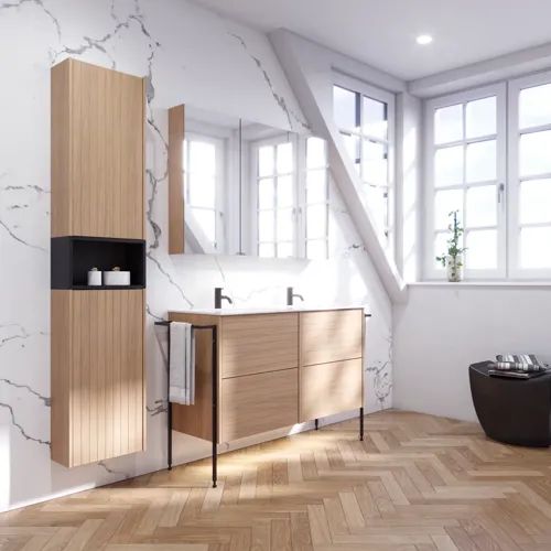 Badkamerinspiratie met wastafelkasten en bovenkasten in licht eikenhout met groeven, elegante dubbele wastafel, mooie spiegelkast met verlichting, visgraatvloer in licht hout en witte marmeren muur geven een klassieke, lichte en strakke uitstraling.