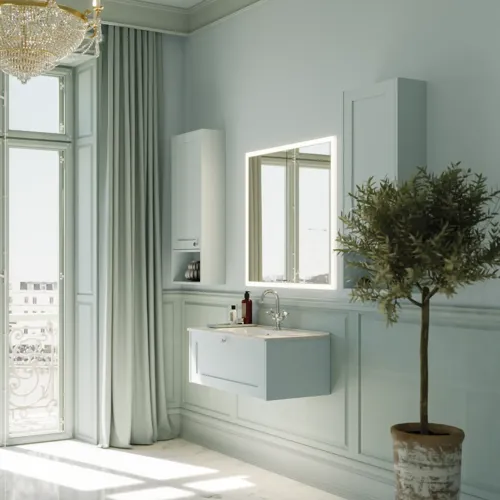 Grote badkamerinspiratie met badkamermeubels met framefront, elegante wastafel en ingebouwde spiegelkast met lichtrand, romantische kroonluchter en witte marmeren vloer geven een luxueuze, verfijnde en klassieke uitstraling.