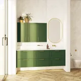 Grote badkamer in groene kleurstelling met wastafelmeubel, ovale spiegel met gouden rand en mooie deuren met