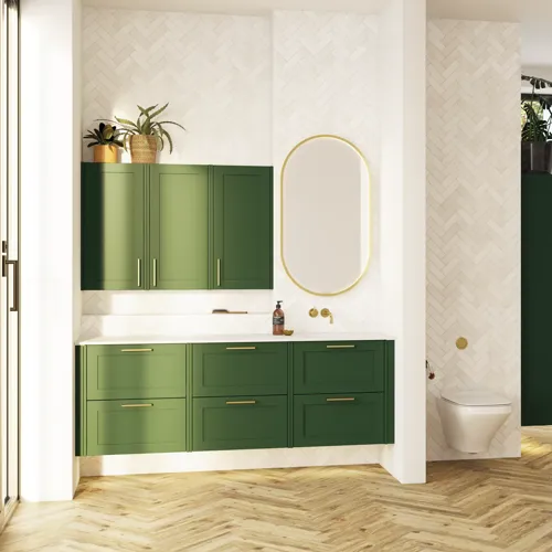Grote badkamer in groene kleurstelling met wastafelmeubel, ovale spiegel met gouden rand en mooie deuren met