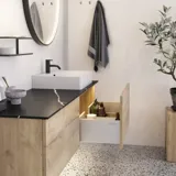 Grote stedelijke badkamerinspiratie met meubels van natuur eiken, stenen aanrechtblad met vierkante wastafel, ronde spiegel met zwarte rand, natuurlijke kleuren en terracotta vloer voor een industriële en moderne uitstraling