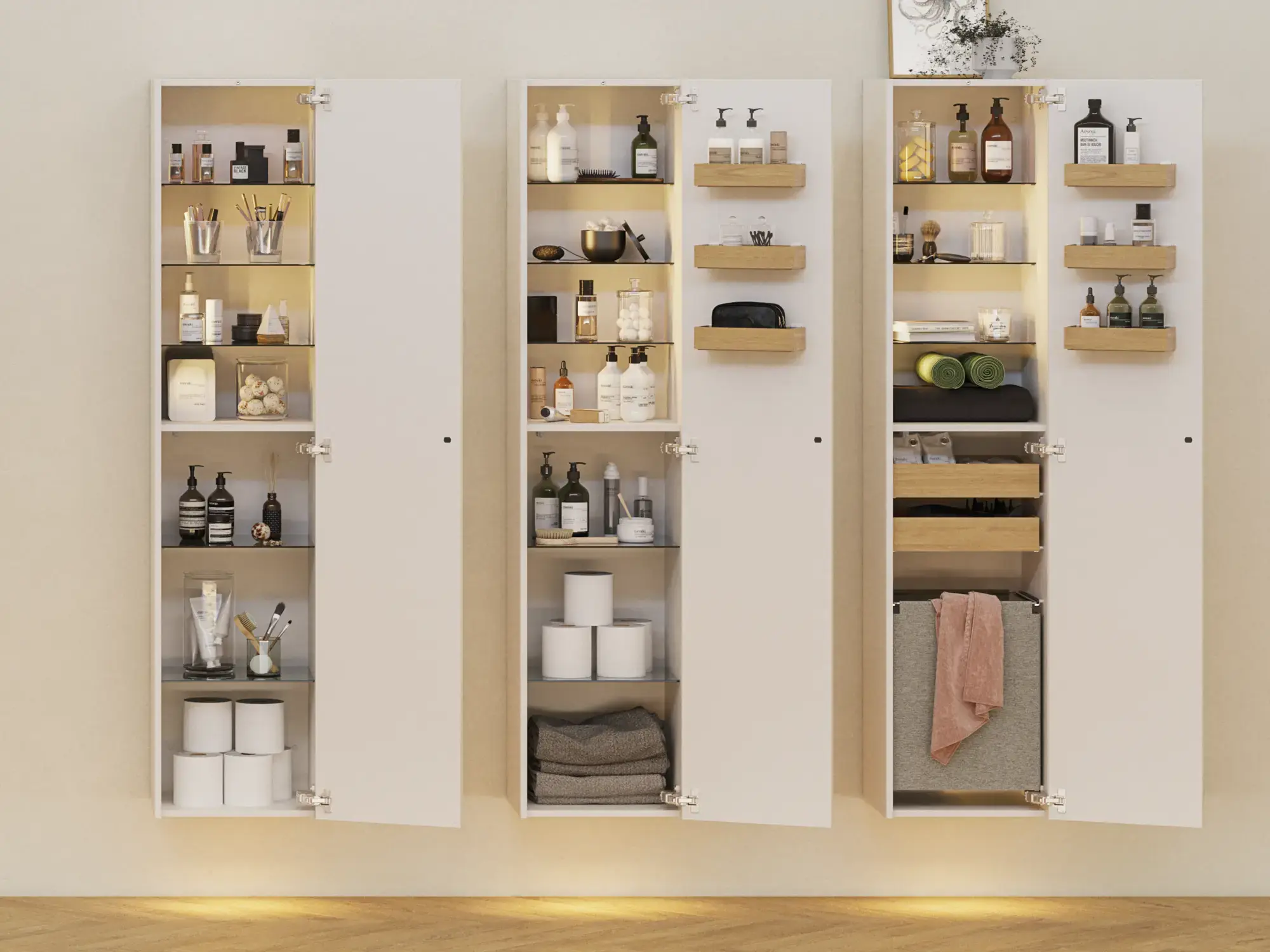 Badkamerinspiratie met hoge en wandkasten, met praktische en stijlvolle inrichting, waaronder houten dozen, glazen planken en een wasmand, die de opslag optimaal en esthetisch maken