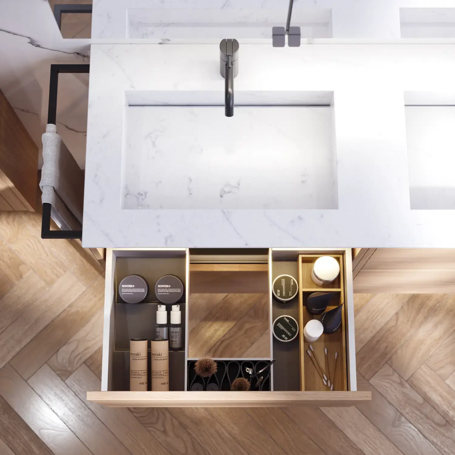 Badkamerinspiratie met wastafelkasten en bovenkasten in licht eikenhout met groeven, elegante dubbele wastafel, mooie spiegelkast met verlichting, visgraatvloer in licht hout en witte marmeren muur geven een klassieke, lichte en strakke uitstraling.